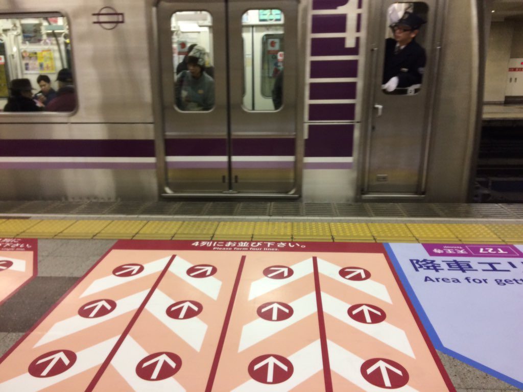 【谷町線】天王寺駅で床面での誘導サインを開始