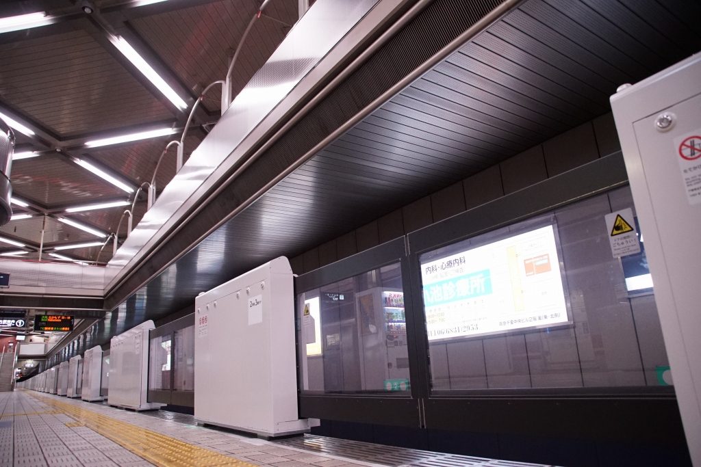 【北急】千里中央駅のホームドア、供用開始へ。車側灯から列車を読み取る新システム採用！
