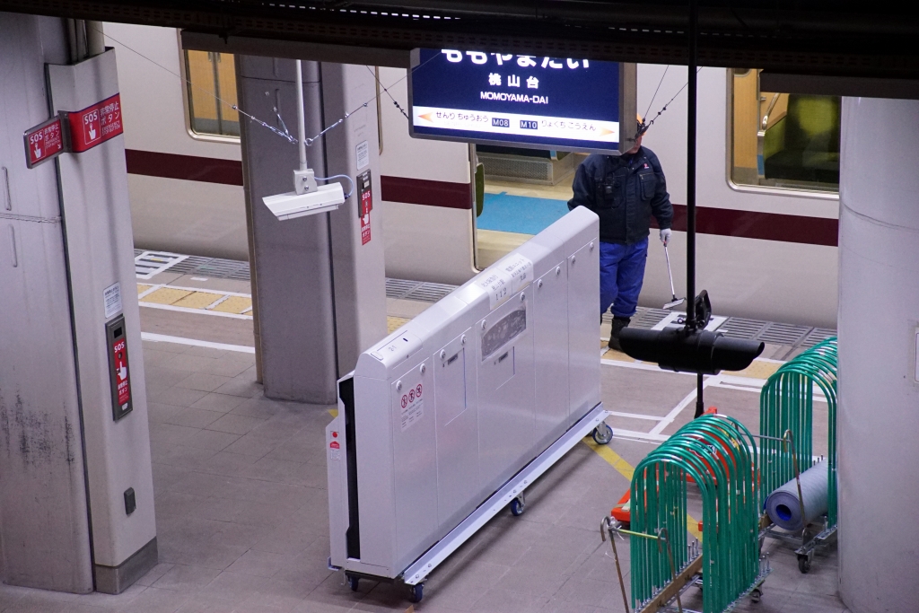 【北大阪急行】桃山台駅1番線にホームドア筐体設置完了