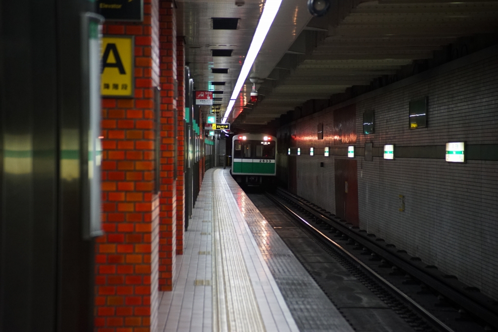 長田駅に到着する中央線電車