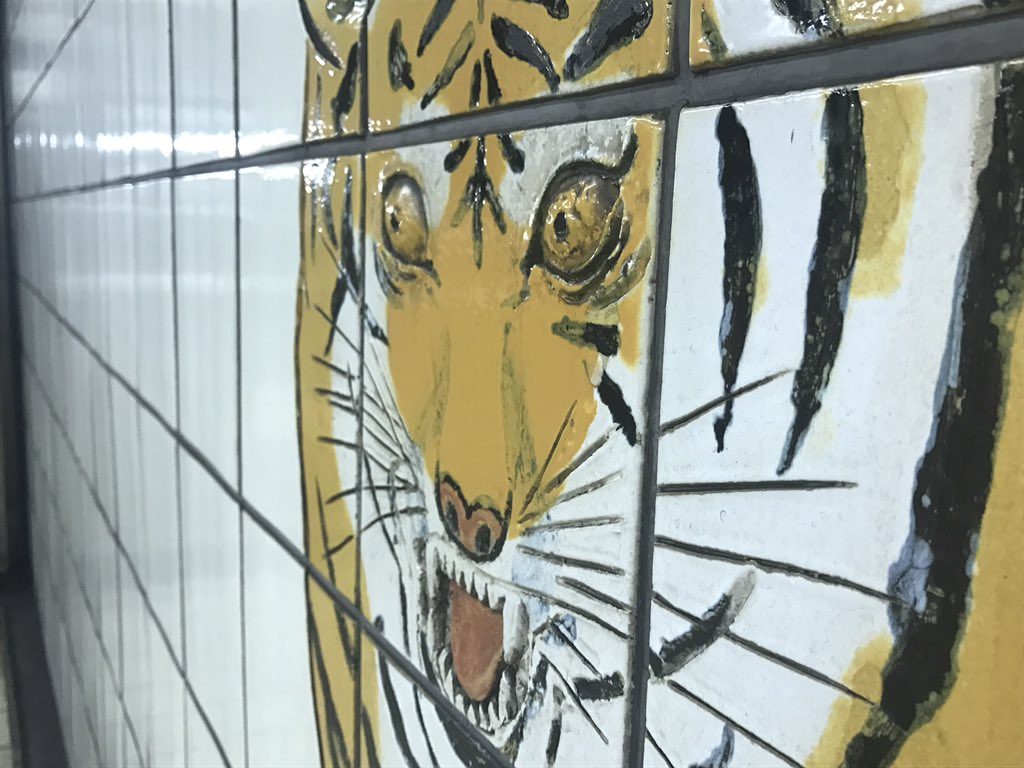 【御堂筋線】動物園前駅のギロリと睨みつける虎、絵だと思っていたら…