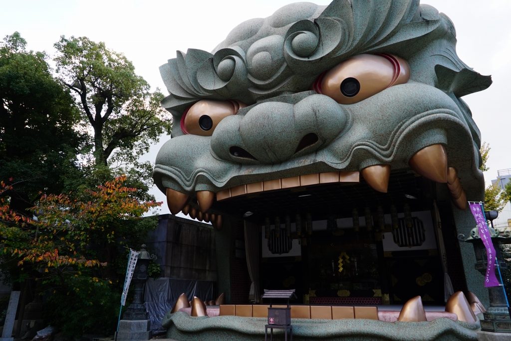 獅子がデカすぎる！「難波八阪神社」に行ってきました