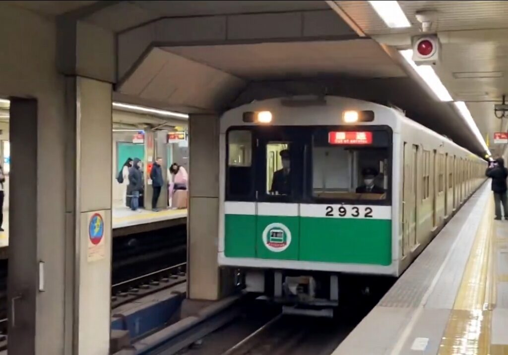 【中央線】20系がラストランイベントを実施。「大阪港」の幕表示も