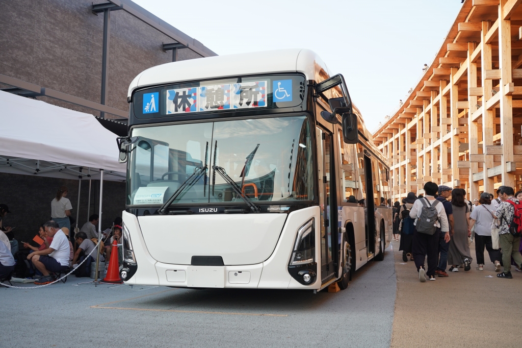 「エルガ・EV」バスを万博休憩所として開放中